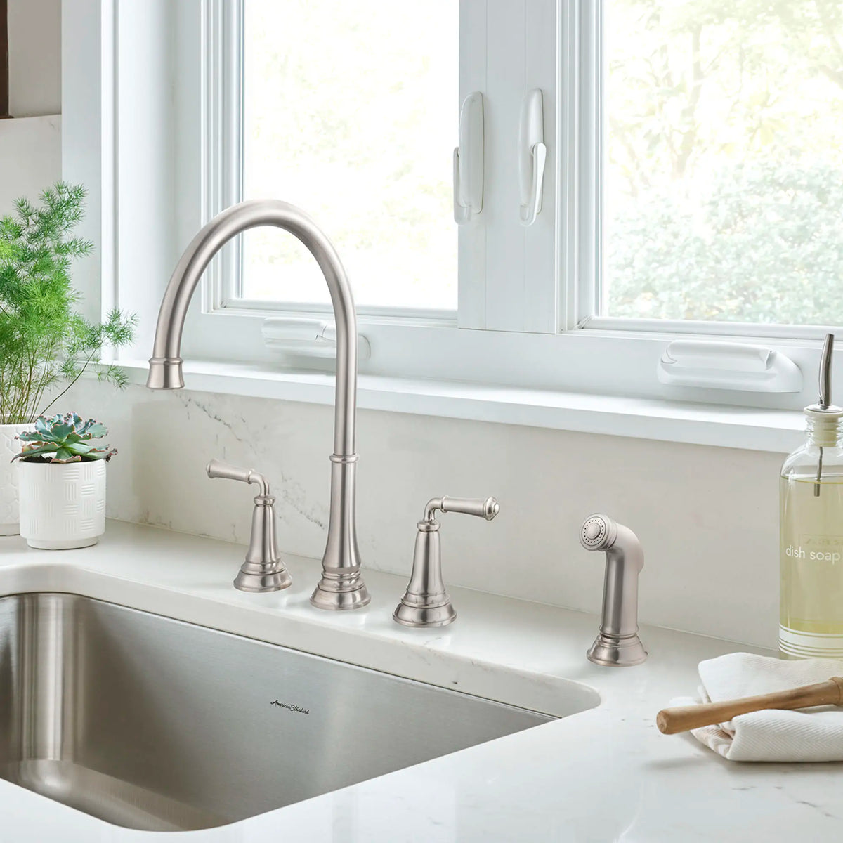 American Standard Delancey 2-Handle Widespread Kitchen Faucet 1.5 gpm/5.7 L/min With Side Spray