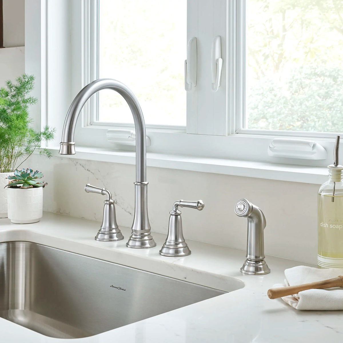 American Standard Delancey 2-Handle Widespread Kitchen Faucet 1.5 gpm/5.7 L/min With Side Spray