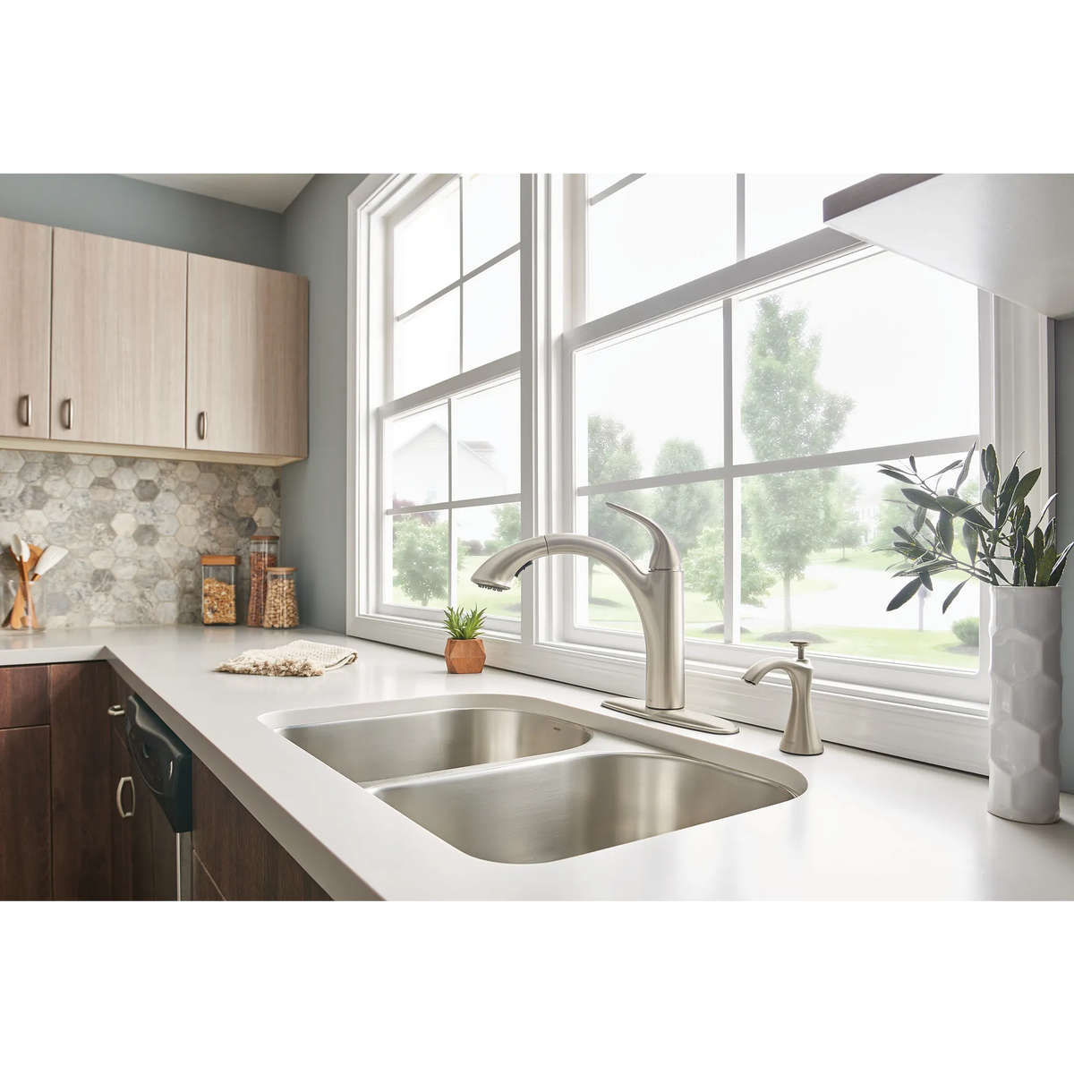 Moen Camerist Single-Handle Low-Arc Pullout Kitchen Faucet 7545 in Spot Resist Stainless (7545SRS) - view 3