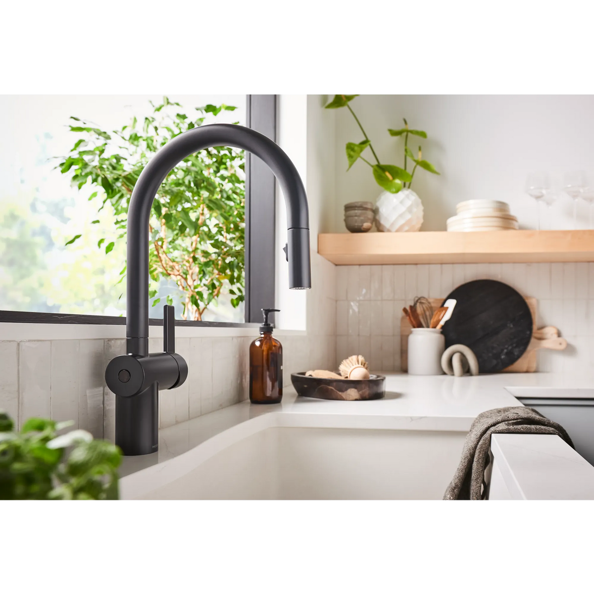Moen Cia MotionSense Wave Single-Handle High-Arc Single-Sensor Pulldown Kitchen Faucet 7622EW in Matte Black (7622EWBL) - view 9