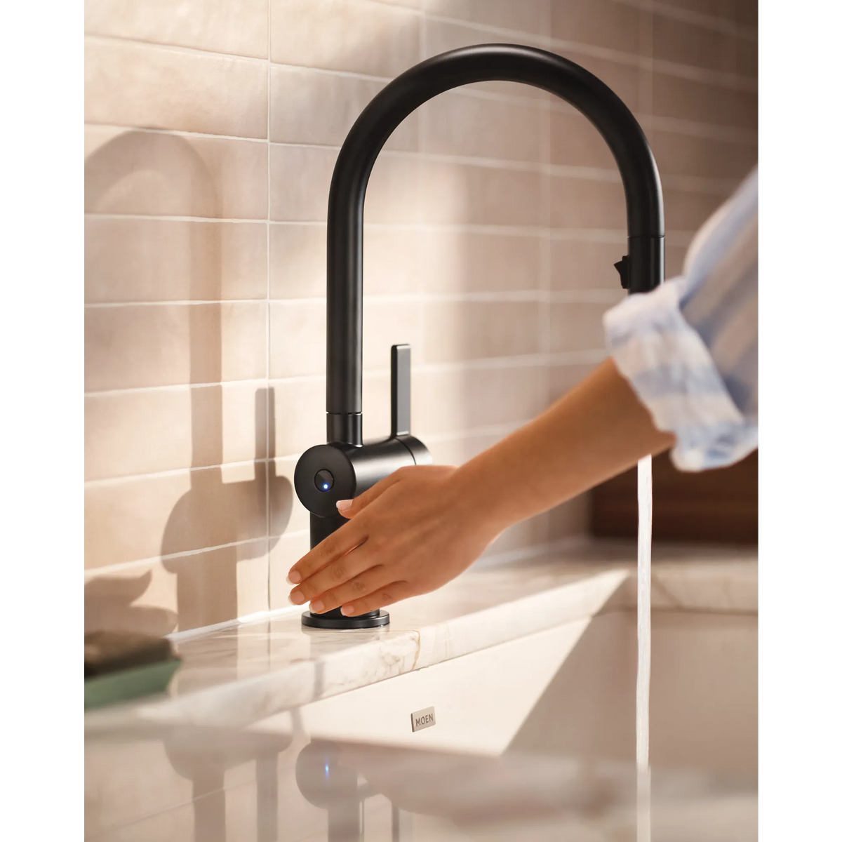 Moen Cia MotionSense Wave Single-Handle High-Arc Single-Sensor Pulldown Kitchen Faucet 7622EW in Matte Black (7622EWBL) - view 2