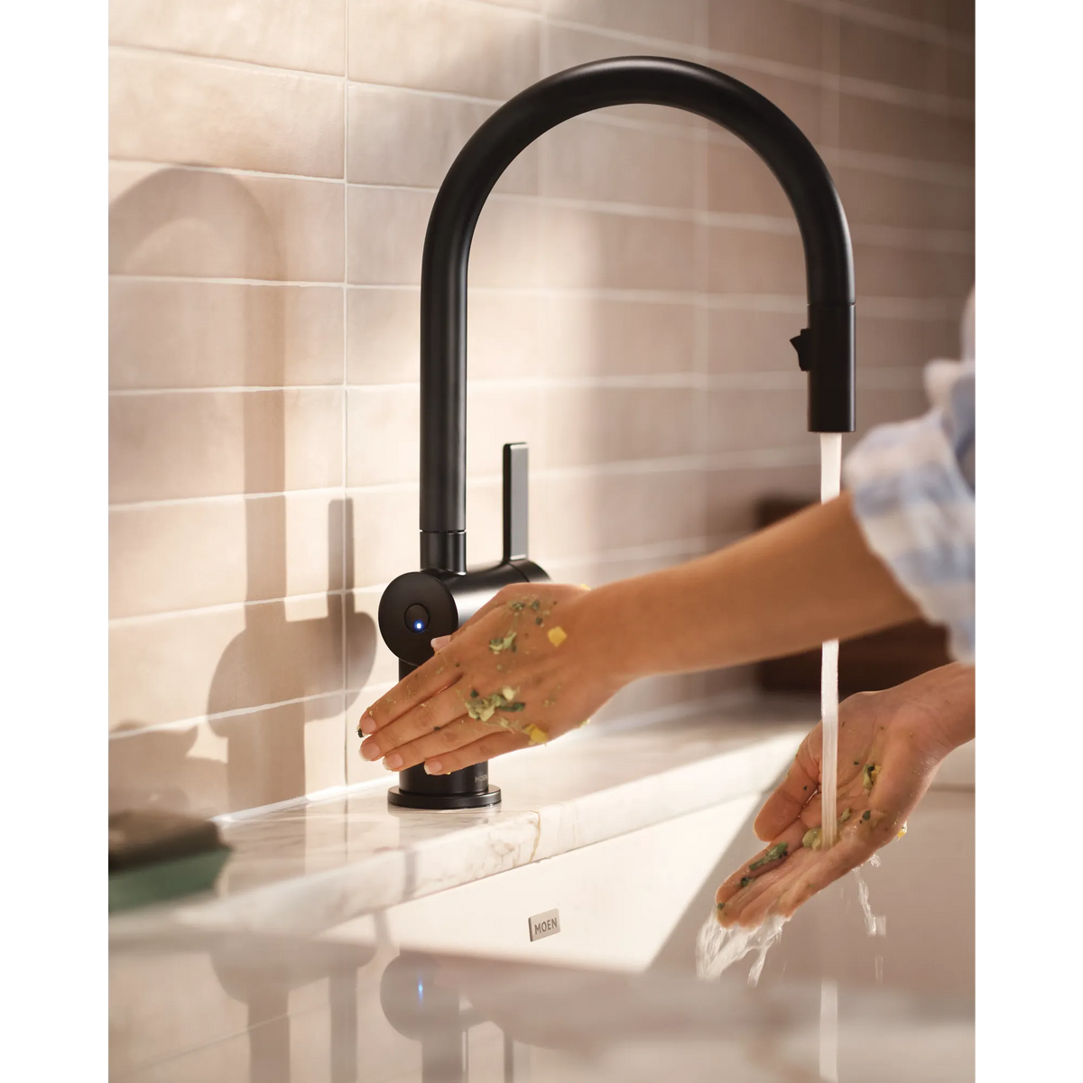 Moen Cia MotionSense Wave Single-Handle High-Arc Single-Sensor Pulldown Kitchen Faucet 7622EW in Matte Black (7622EWBL) - view 4