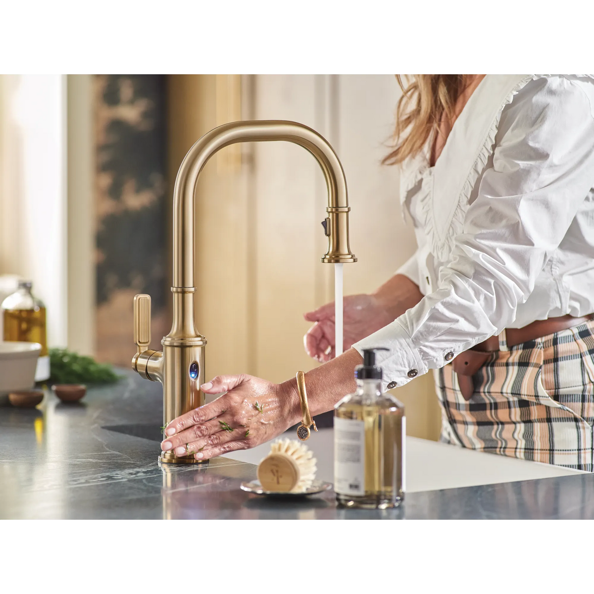 Moen Smyth MotionSense Wave Touchless Single-Handle Pulldown Kitchen Faucet 7770EW in Bronzed Gold (7770EWBZG) - view 6