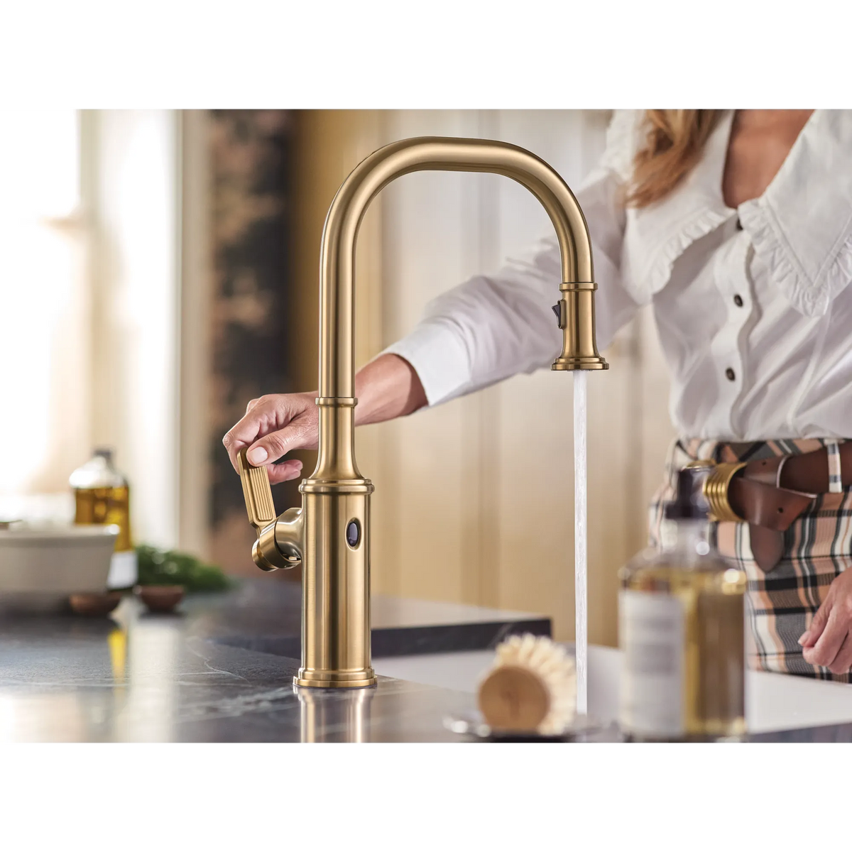 Moen Smyth MotionSense Wave Touchless Single-Handle Pulldown Kitchen Faucet 7770EW in Bronzed Gold (7770EWBZG) - view 9