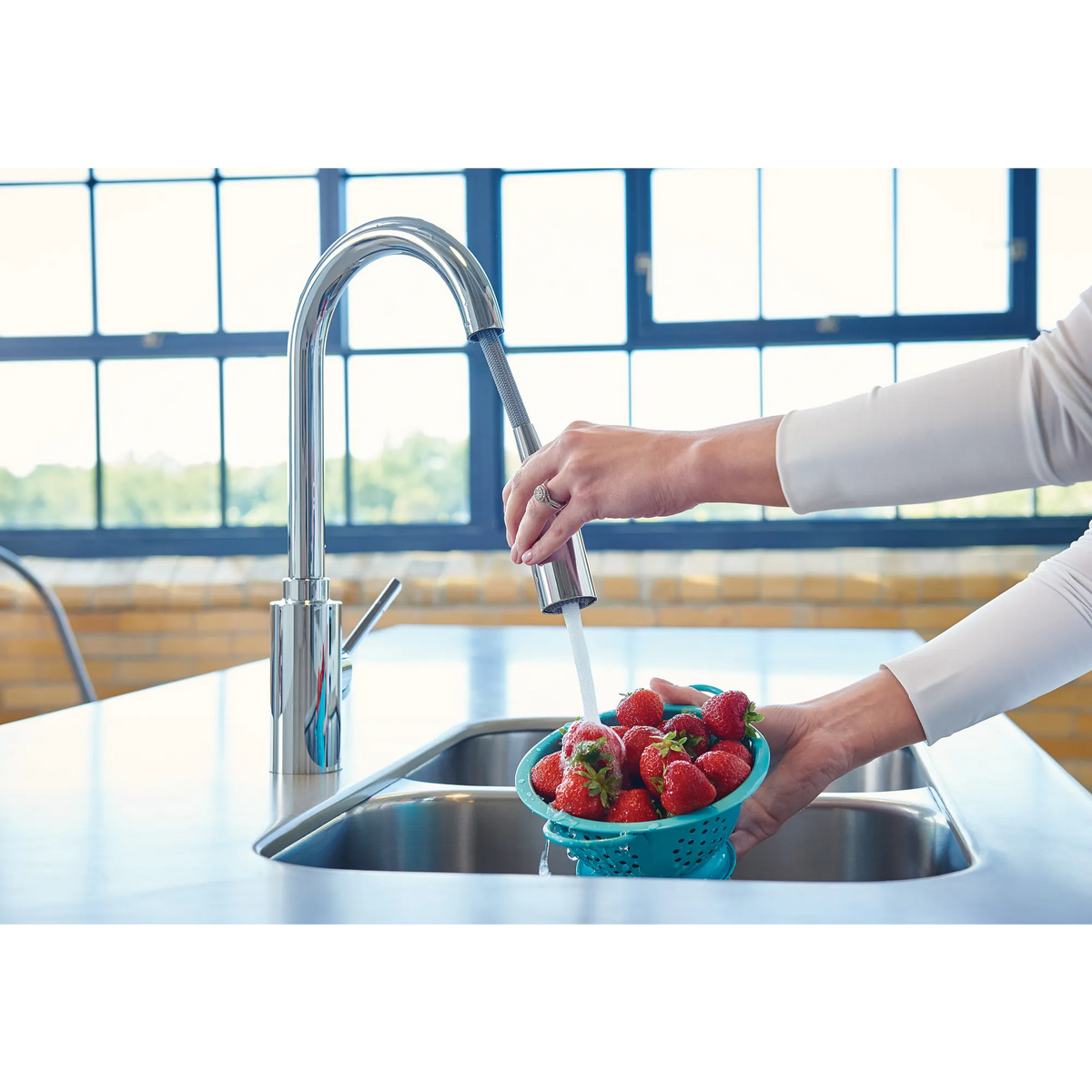 Moen Genta LX Single-Handle High-Arc Pulldown Kitchen Faucet 7882 in Chrome (7882) - view 2