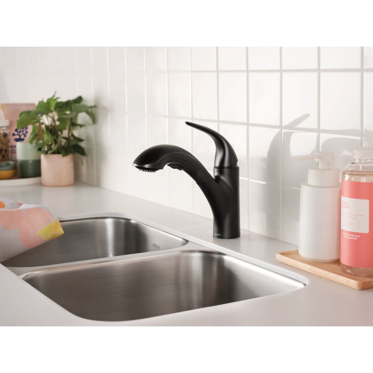 Moen Medina Single-Handle Pullout Kitchen Faucet 87039 in Matte Black (87039BL) - view 4