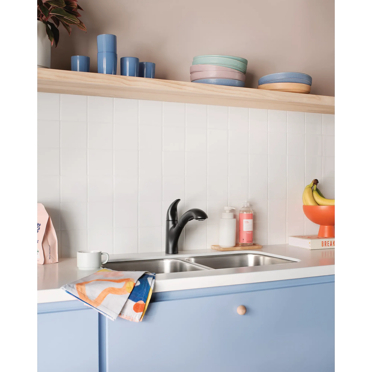 Moen Medina Single-Handle Pullout Kitchen Faucet 87039 in Matte Black (87039BL) - view 9