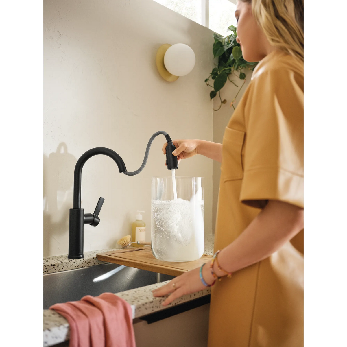 Moen Durani Pulldown Kitchen Faucet 87070 in Matte Black (87070BL) - view 5