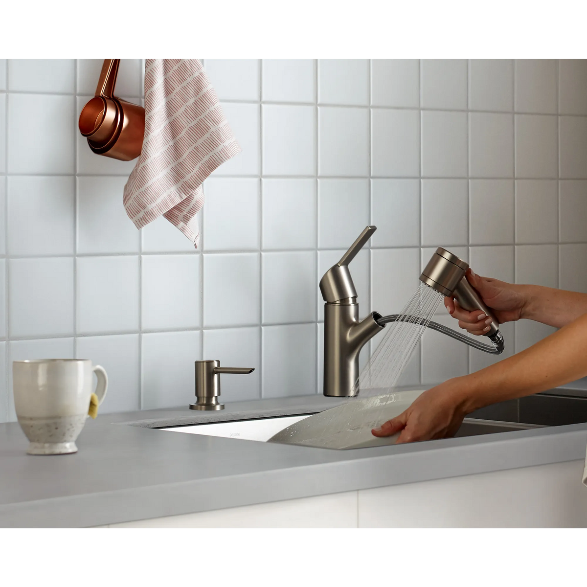 Moen Sombra Single-Handle Pullout Kitchen Faucet 87701 in Spot Resist Stainless (87701SRS) - view 9