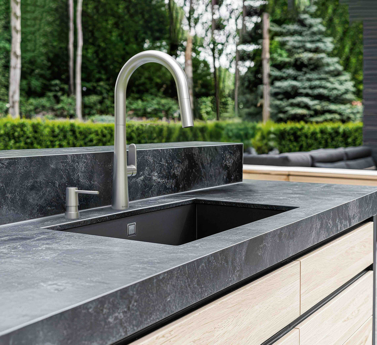 Baril NOX Outdoor Stainless Steel Kitchen Faucet with 2-function Pull-Down Spray CUI-9635-02L (Baril photo)