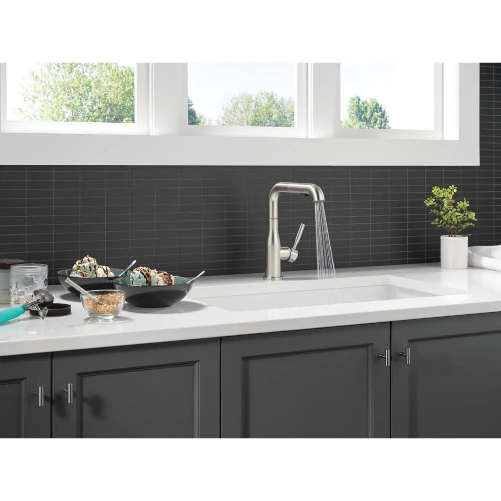 Delta Almari Single Handle Pull-Out Kitchen Faucet 16943 - Plumbing Market