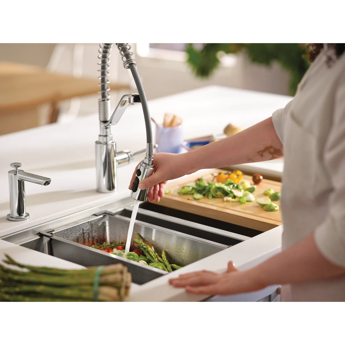 Moen Genta LX Single-Handle High-Arc Pulldown Kitchen Faucet 5926 in Chrome (5926) - view 4