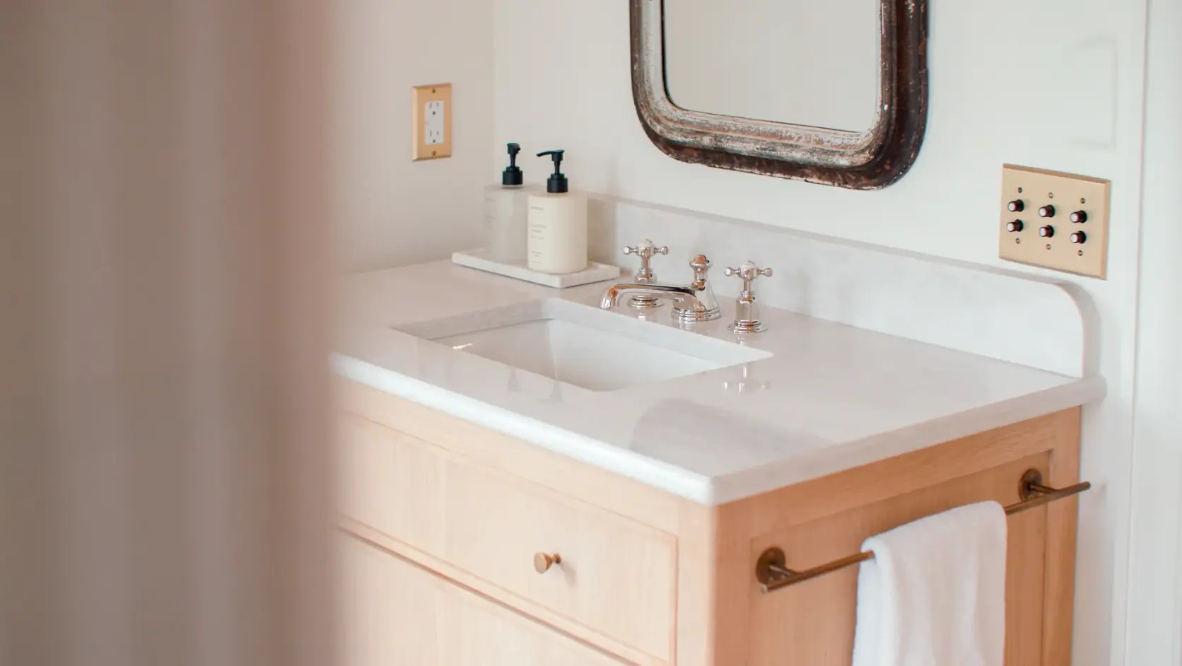 Hanstone Eden Quartz Polished White & Grey Jumbo Slab - Plumbing Market