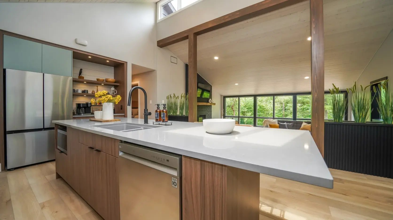 Hanstone Uptown Grey Quartz Polished Grey Quartz with Creamy White Veins - Plumbing Market