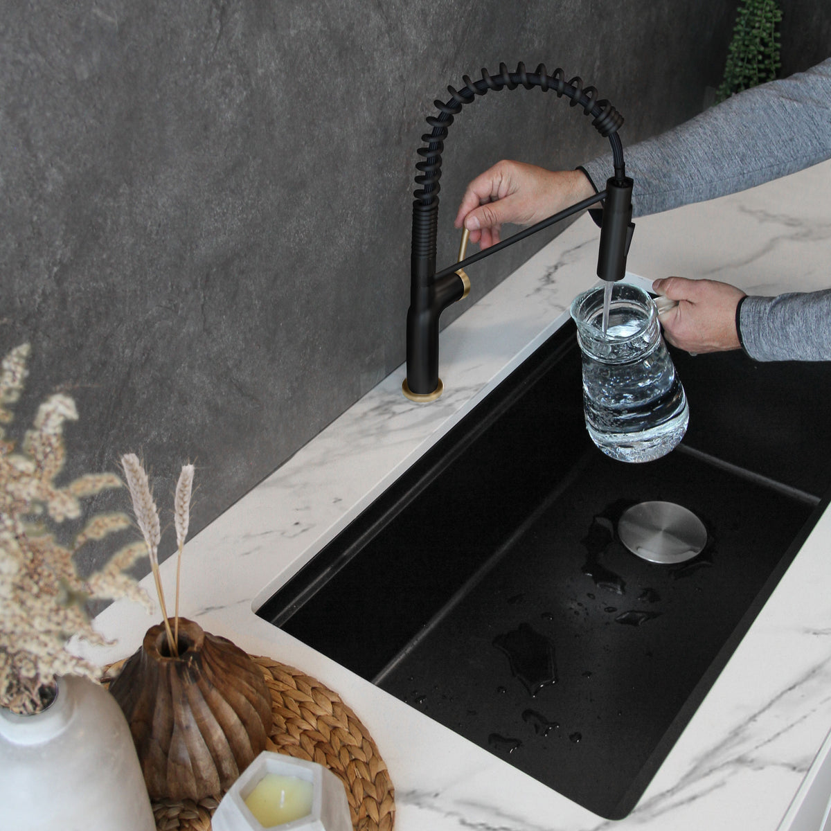 Stylish Tivoli Single Handle Pull Down Kitchen Faucet Matte Black/Brushed Gold K-149NG
