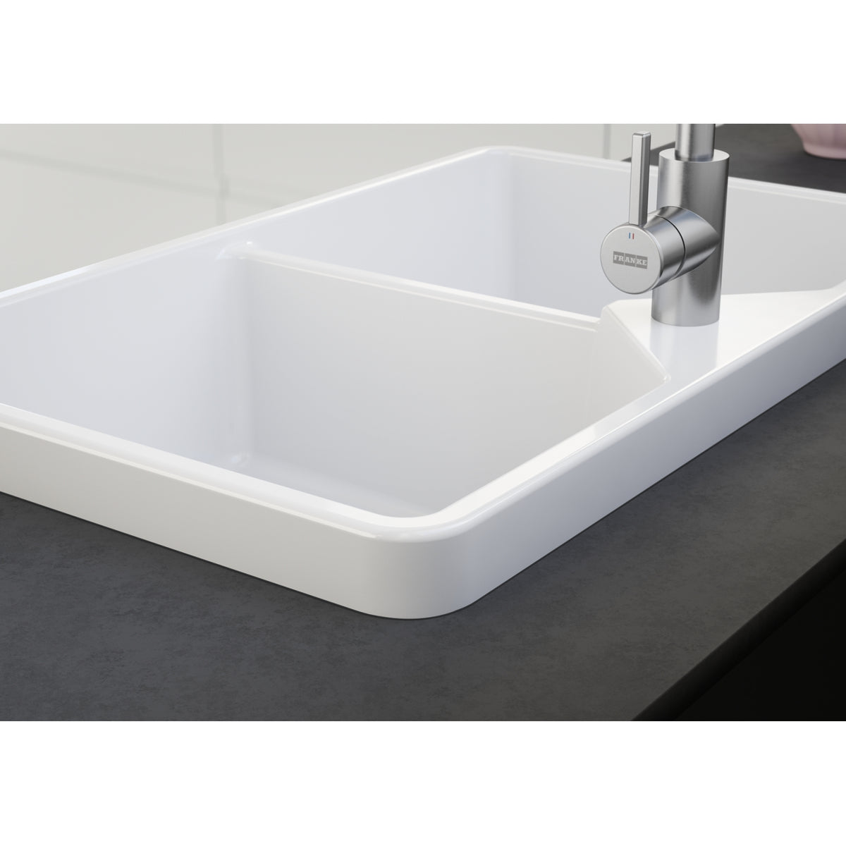 Franke Manor House 2.0 31.25" fireclay apron front double bowl kitchen sink glossy white MH2K7201414-GWH detail