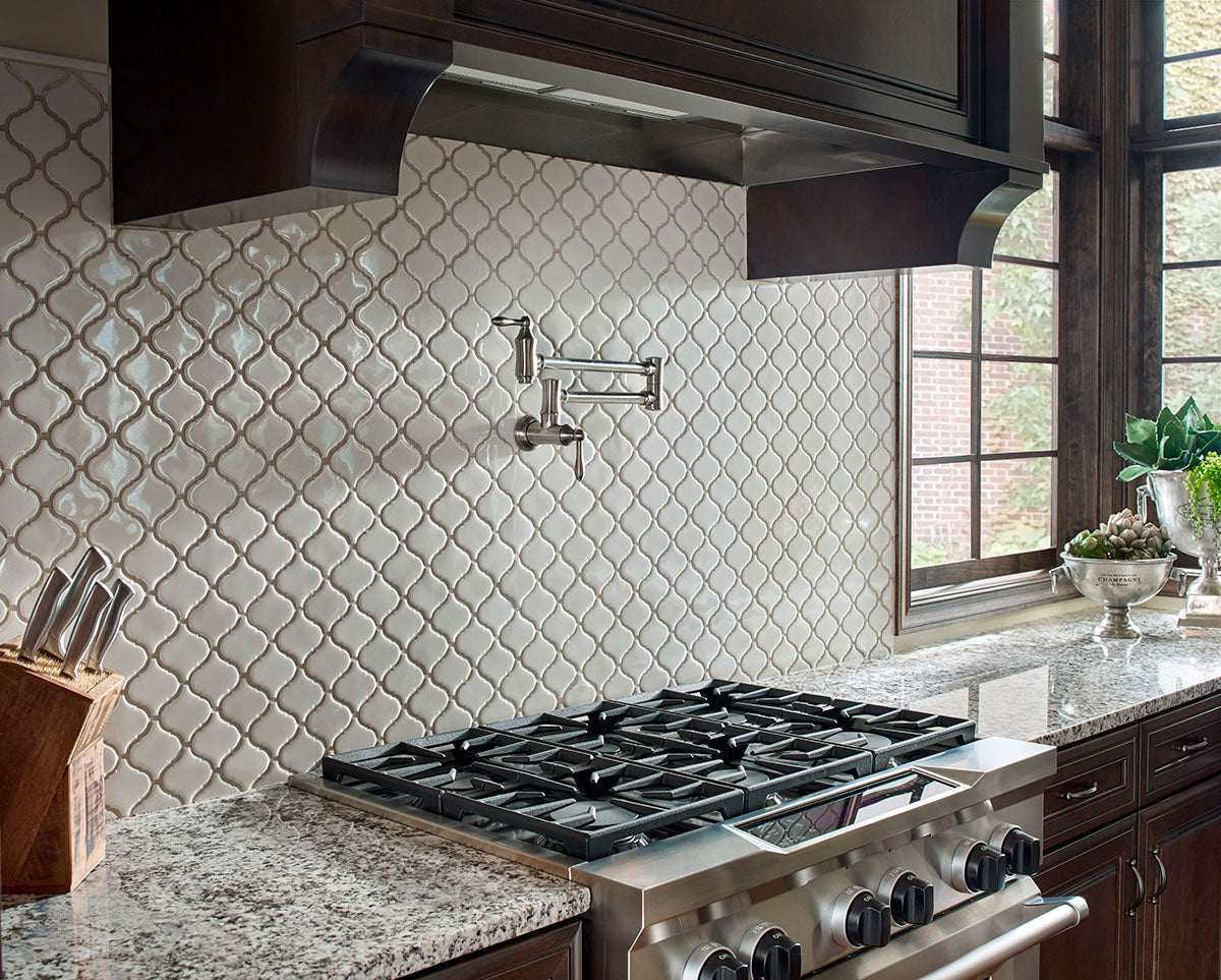 MSI Bianco Arabesque Glossy Porcelain mosaic (SMOT-PT-BIANCO-ARABESQ) – MSI room scene