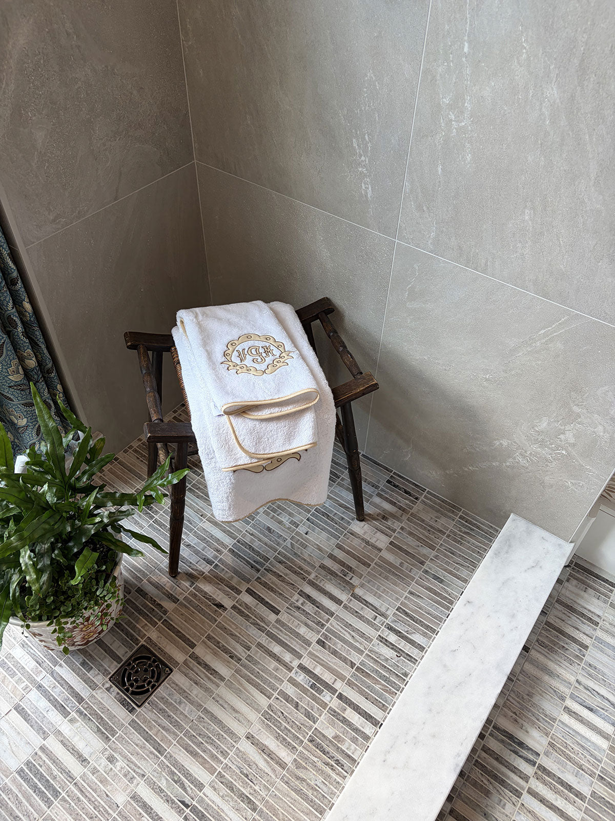 MSI Ravello Mini Stack 5/8 x 4 Polished Marble mosaic (SMOT-RAV-MISTH) – MSI room scene