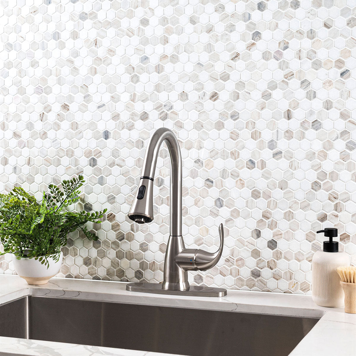 MSI Angora Tibi 1" Hexagon Polished Marble mosaic (SMOT-ANGORA-TIBP) – MSI room scene