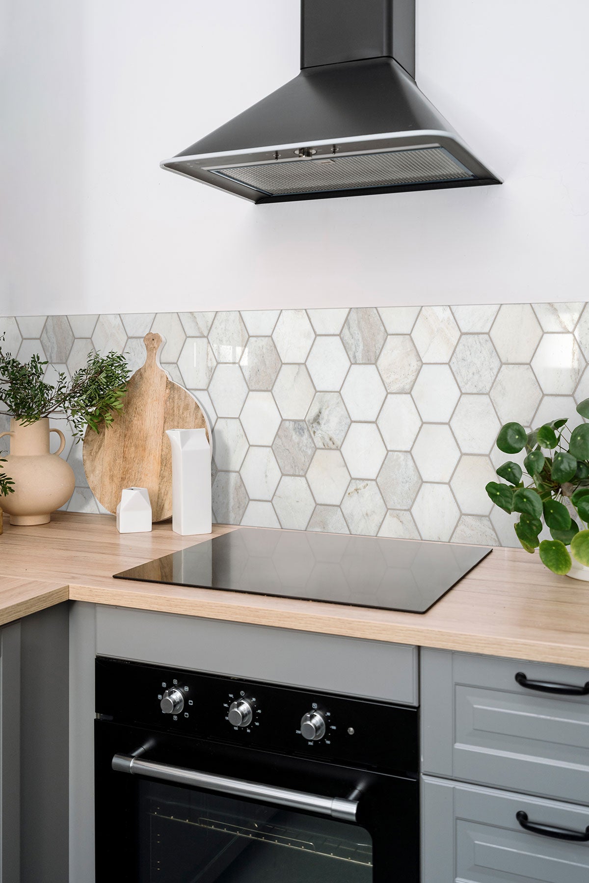 MSI Arabescato Venato White 5" Hexagon Honed Marble mosaic (SMOT-ARAVEN-5HEXH) – MSI room scene (kitchen)
