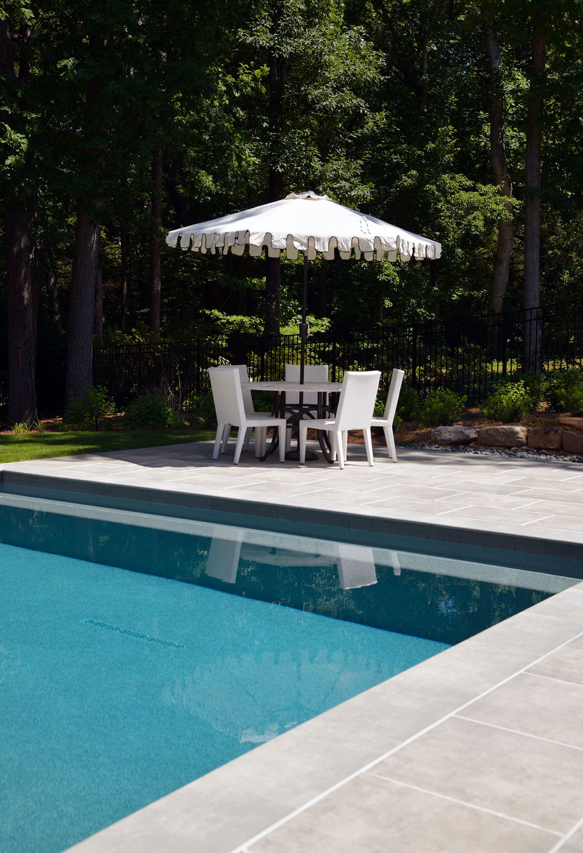 MSI Beton Grey 13 x 24 Matte Porcelain pool coping (LCOPNBETGRE1324) – MSI room scene
