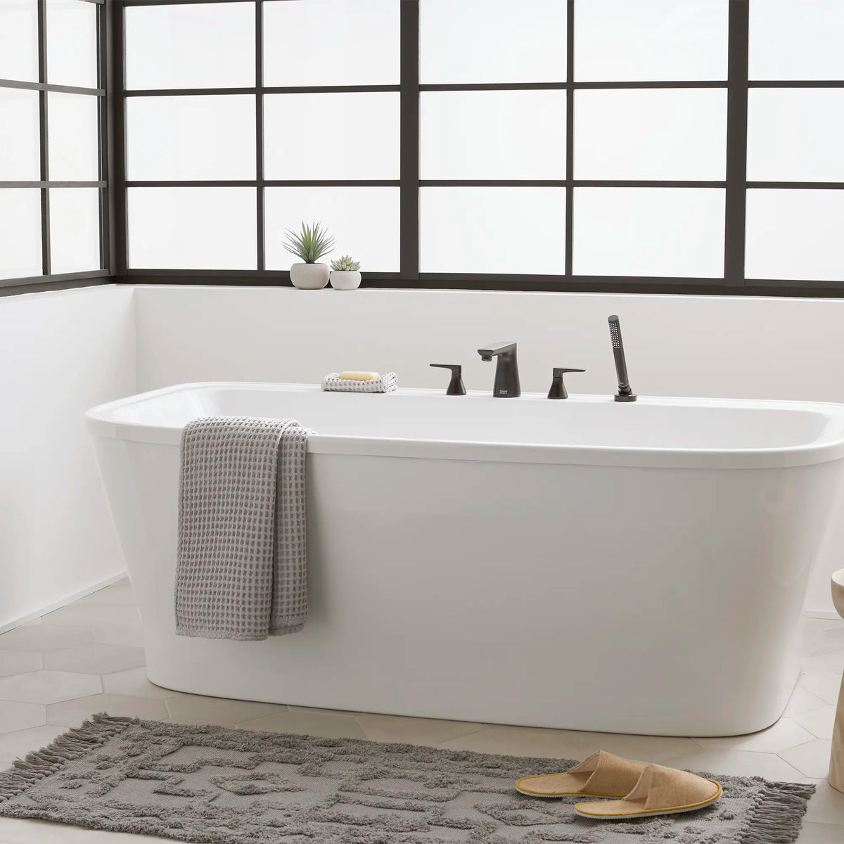 American Standard Aspirations 68 x 34-Inch Freestanding Bathtub With White Drain and Overflow - details