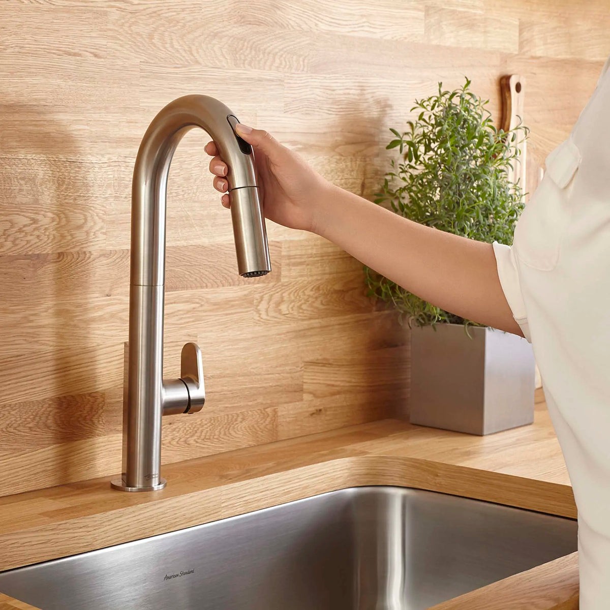 American Standard Beale Touchless Single-Handle Pull-Down Dual Spray Kitchen Faucet 1.5 gpm/5.7 L/min - details