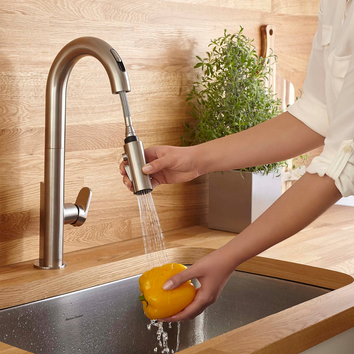 American Standard Beale Touchless Single-Handle Pull-Down Dual Spray Kitchen Faucet 1.5 gpm/5.7 L/min - details