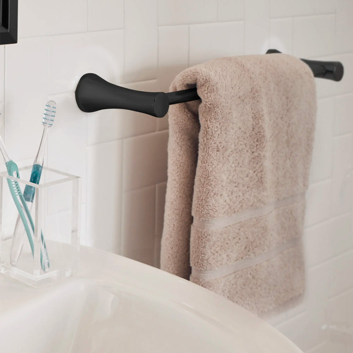 American Standard C Series 18-Inch Towel Bar 8337018 - details