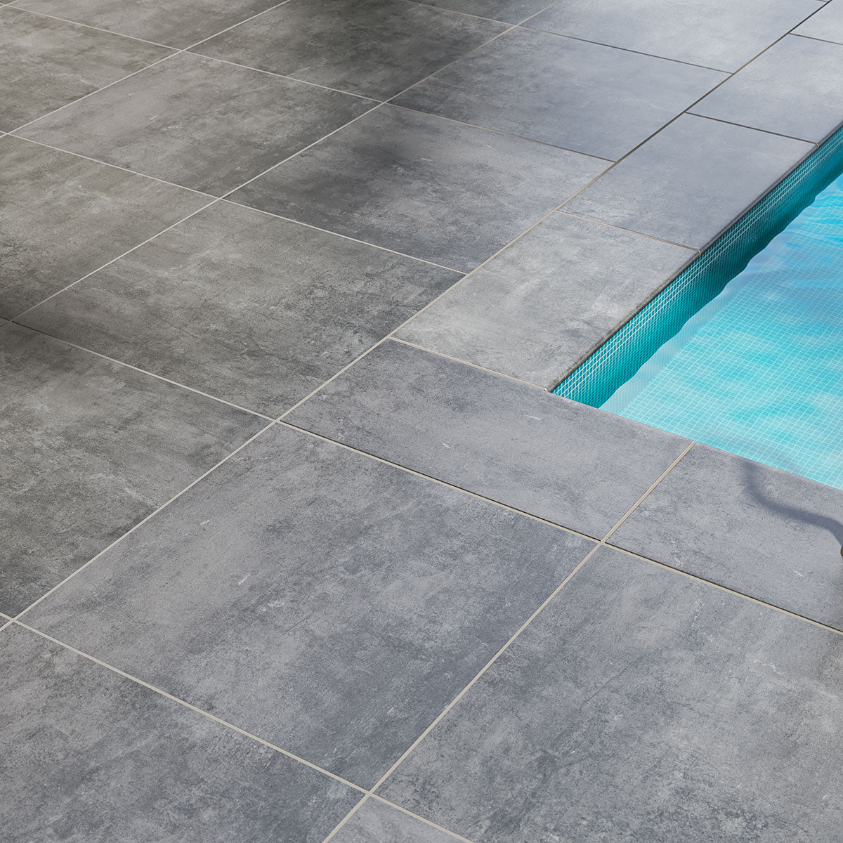MSI Beton Antracite 13 x 24 Matte Porcelain pool coping (LCOPNBETANT1324) – MSI room scene