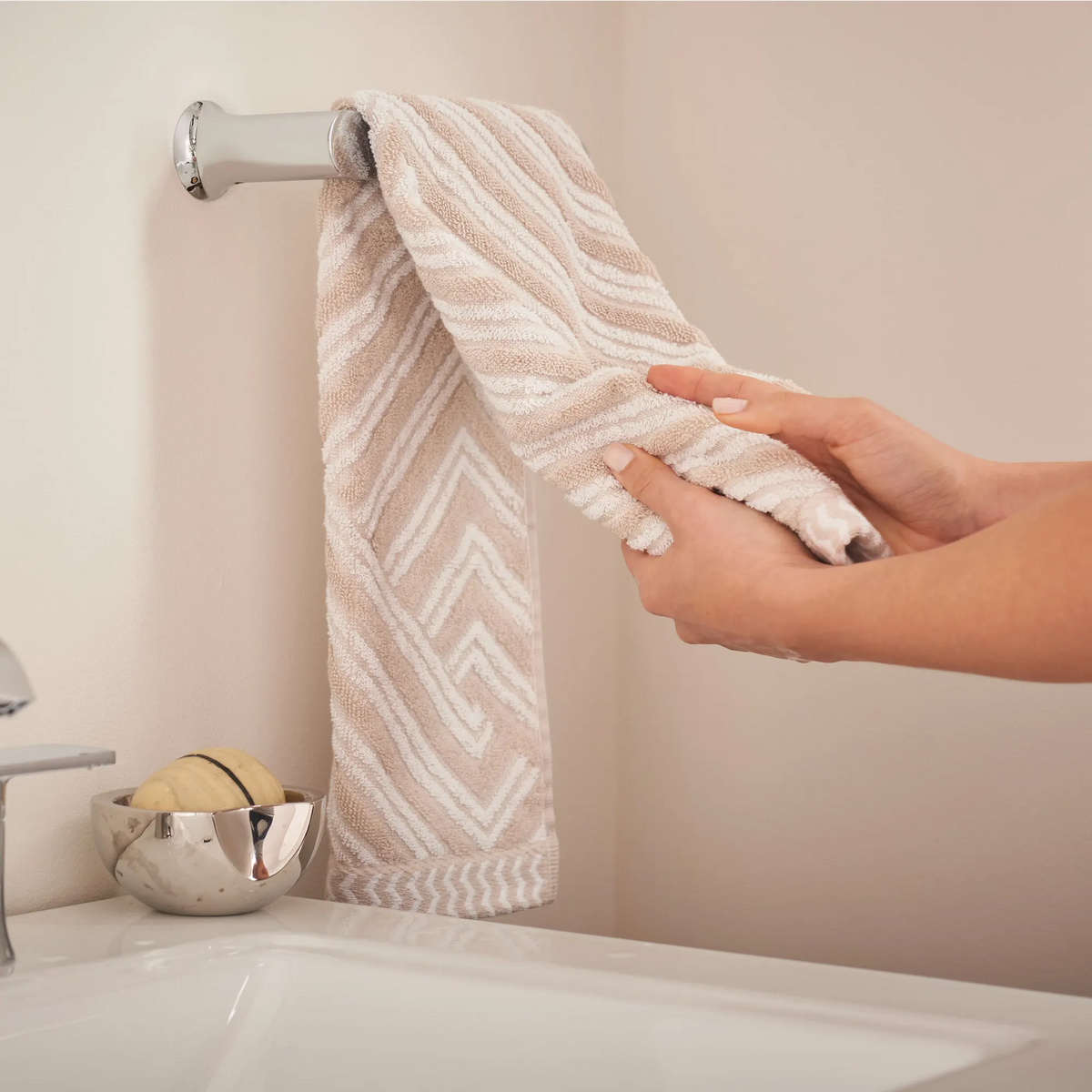 Moen Genta LX Hand Towel Bar BH3886 in Chrome (BH3886CH) - view 7