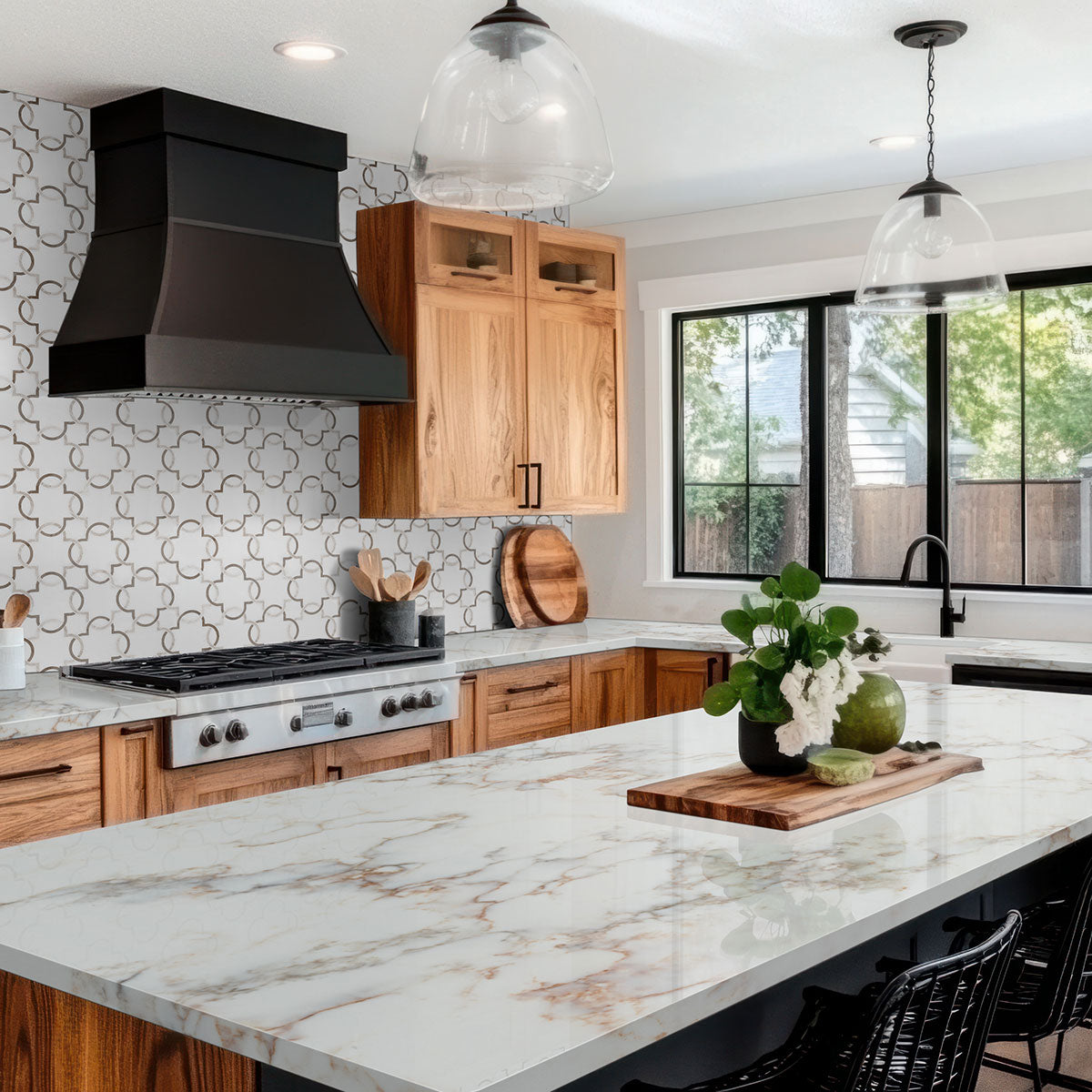 MSI Bianco Quatrefoil Polished Marble mosaic (SMOT-BIA-QTRFOILP) – MSI room scene (kitchen)