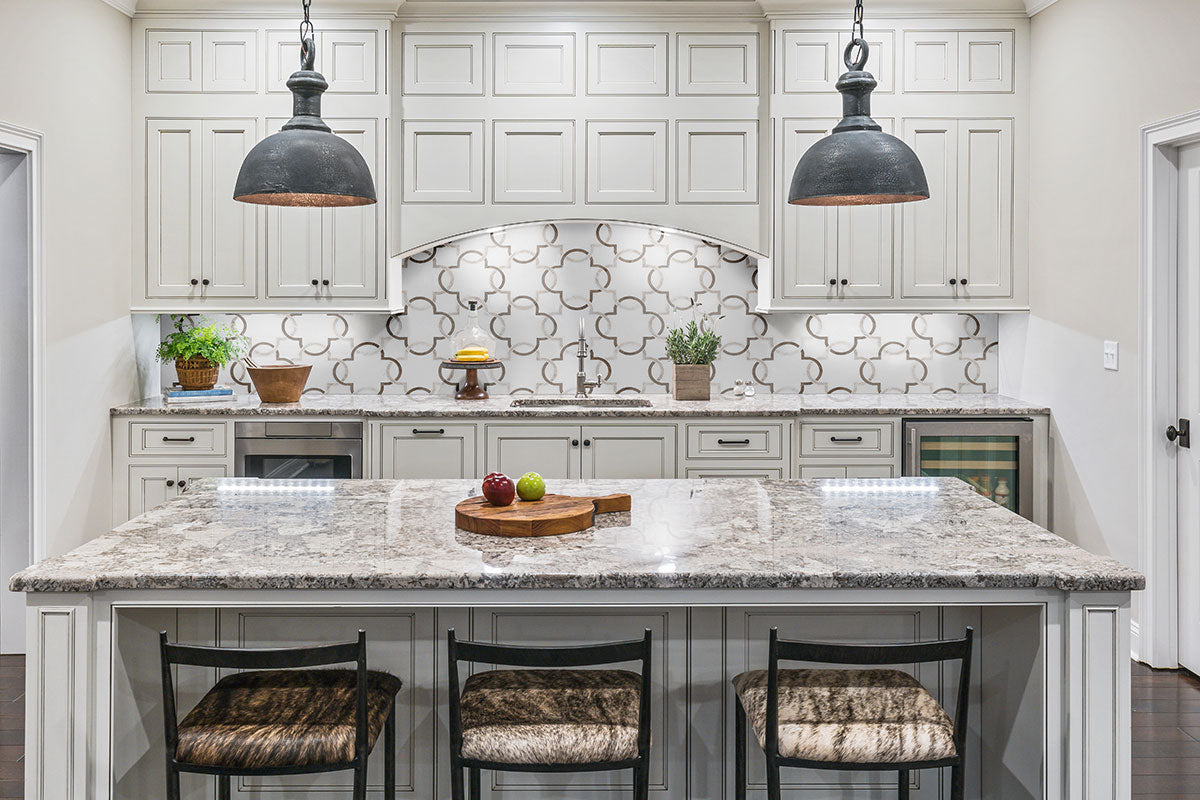 MSI Bianco Quatrefoil Polished Marble mosaic (SMOT-BIA-QTRFOILP) – MSI room scene