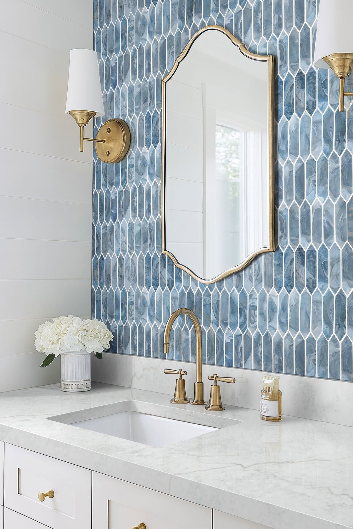 MSI Blue Shimmer Picket Glass mosaic (SMOT-GLSPK-BLUSHI6MM) – MSI room scene (bathroom)