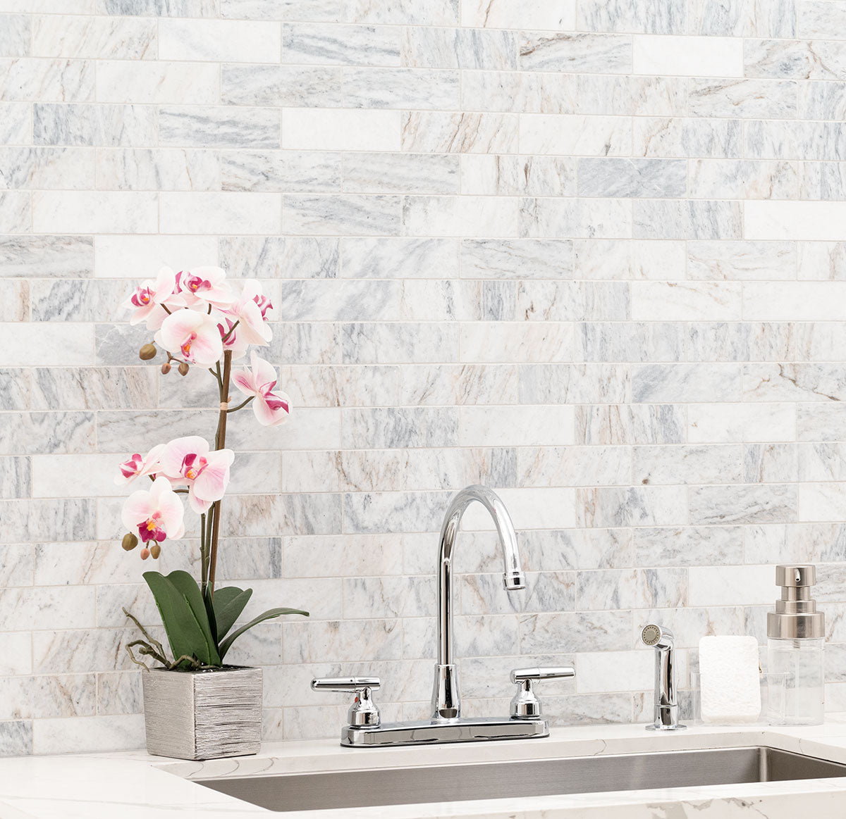 MSI Capri Blue 2 x 6 Honed Marble mosaic (SMOT-CAPBLU-2X6H) – MSI room scene