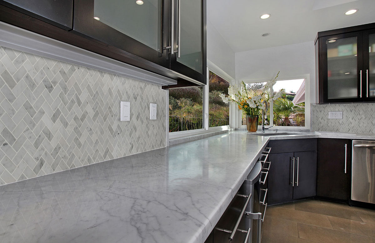 MSI Carrara White 1 x 2 Honed Marble mosaic (SMOT-CAR-1X2HBH) – MSI room scene