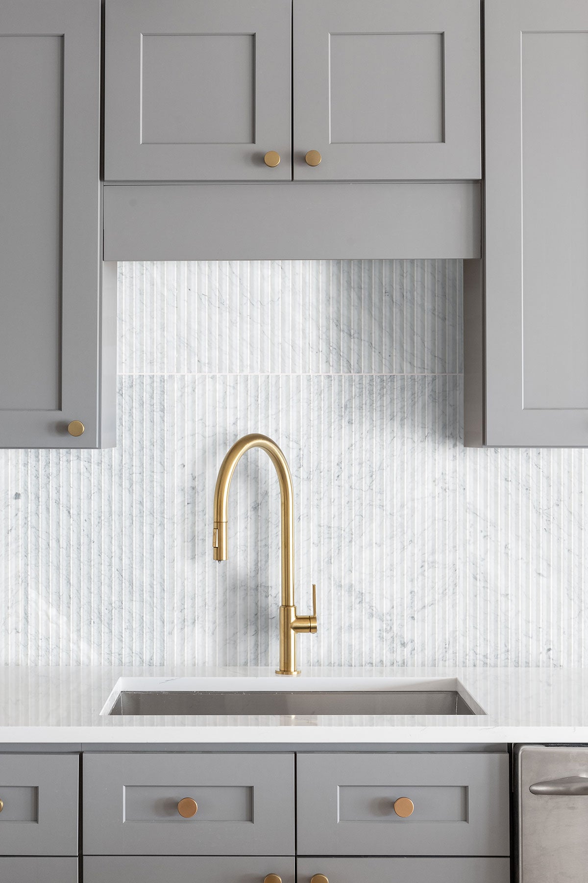 MSI Carrara White Valentino Fluto 12 x 24 Honed Marble tile (TCARWHT1224VF) – MSI room scene (kitchen)