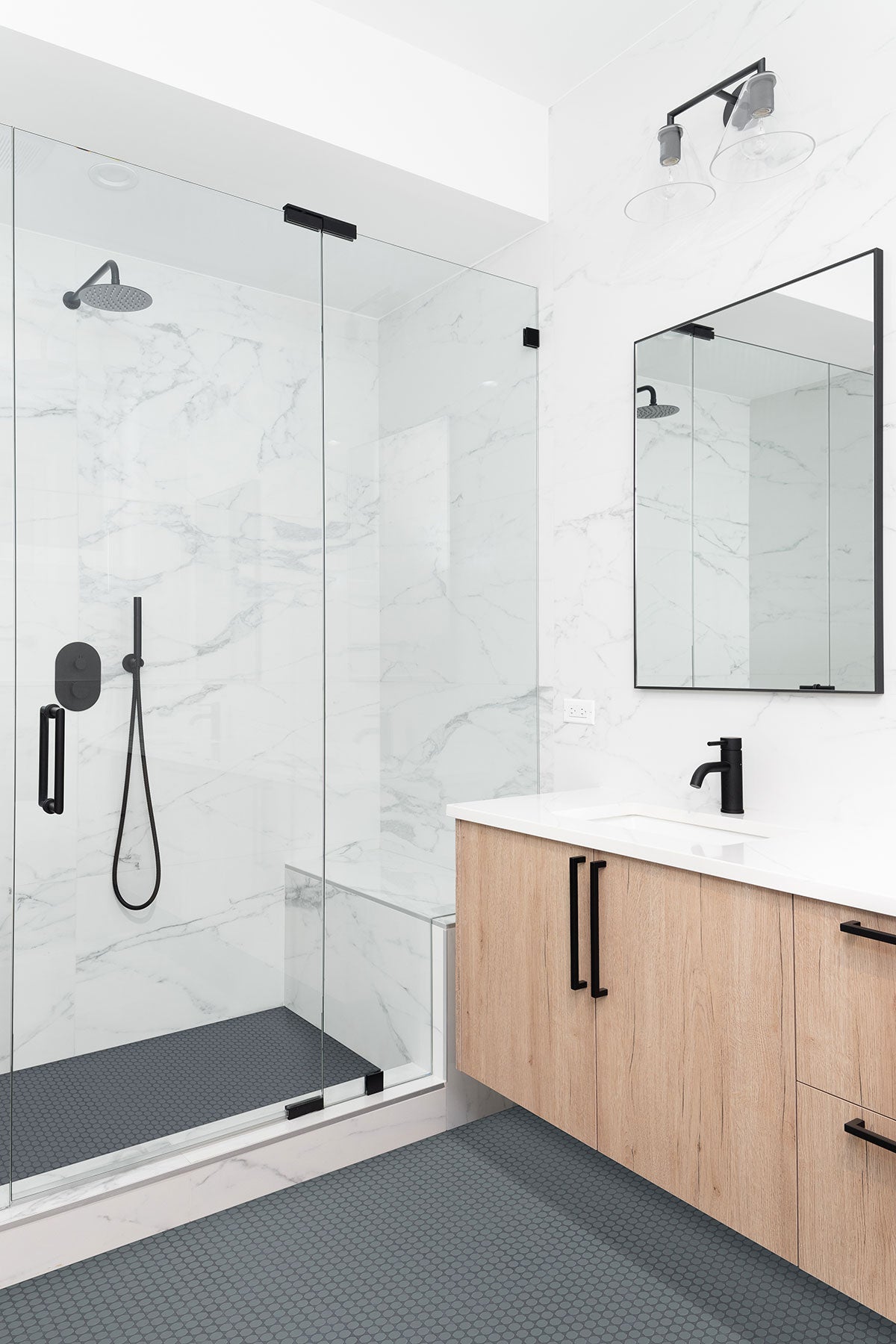 MSI Cielo Azul Pennyround Glossy Porcelain mosaic (SMOT-PT-PENRD-CIEAZUG) – MSI room scene (bathroom)