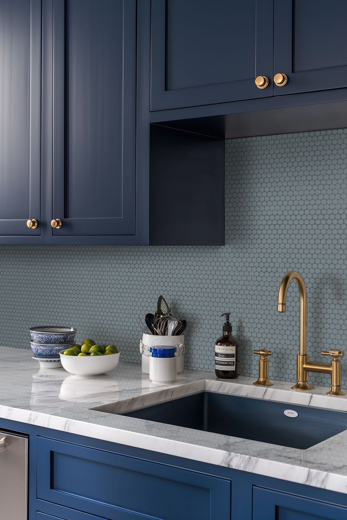 MSI Cielo Azul Pennyround Glossy Porcelain mosaic (SMOT-PT-PENRD-CIEAZUG) – MSI room scene