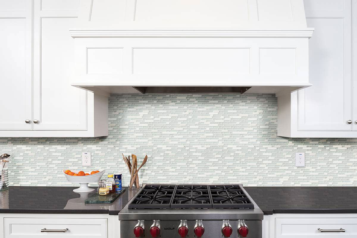 MSI Delano Blanco Glass mosaic (SMOT-SGLS-DELBLA6MM) – MSI room scene