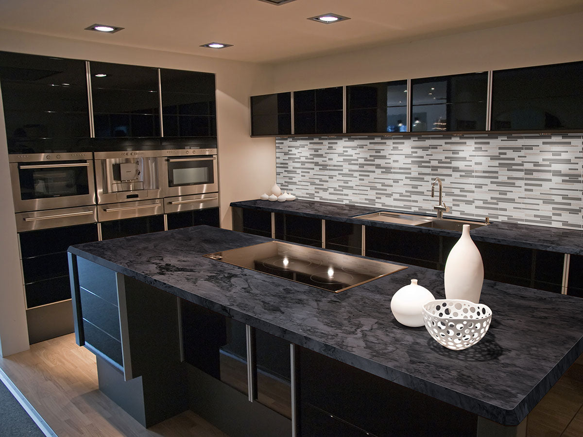 MSI Gray Cliff Interlocking Glass mosaic (SMOT-SGLSIL-GRACLI4MM) – MSI room scene