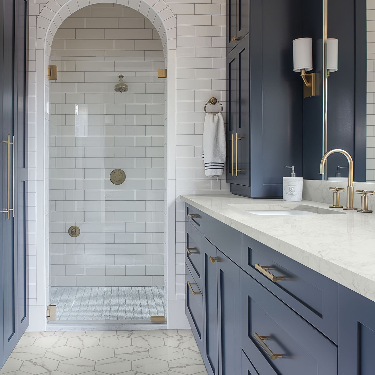 MSI Hexley Marbelolo 9 x 10.5 Matte Porcelain tile (NHEXMAR9X10.5HEX) – MSI room scene (bathroom)
