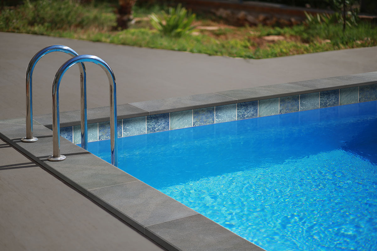 MSI Midnight Montage 13 x 24 Matte Porcelain pool coping (LCOPNMIDMON1324-EE) – MSI room scene