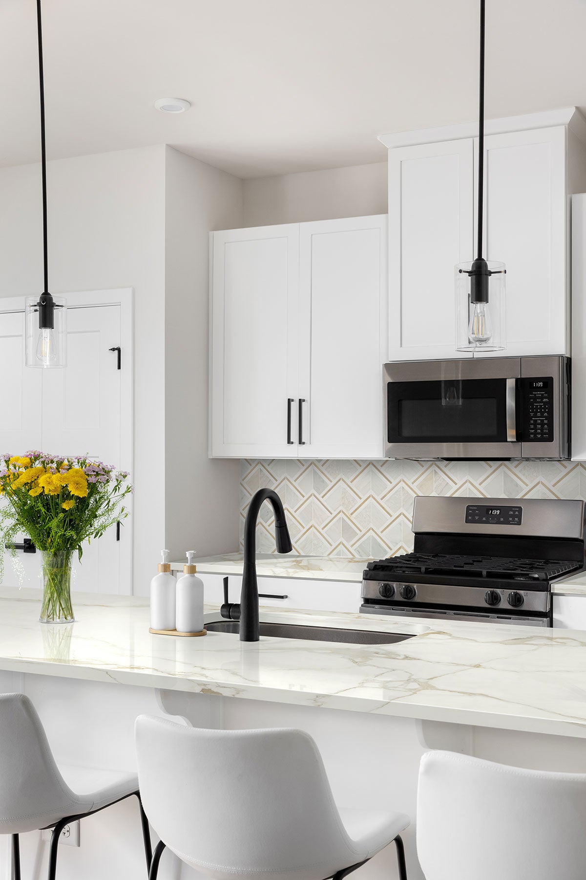 MSI Luxor Kona Gold Pattern Stone Metal Blend mosaic (SMOT-SMTL-LUXKOGOL8MM) – MSI room scene (kitchen)