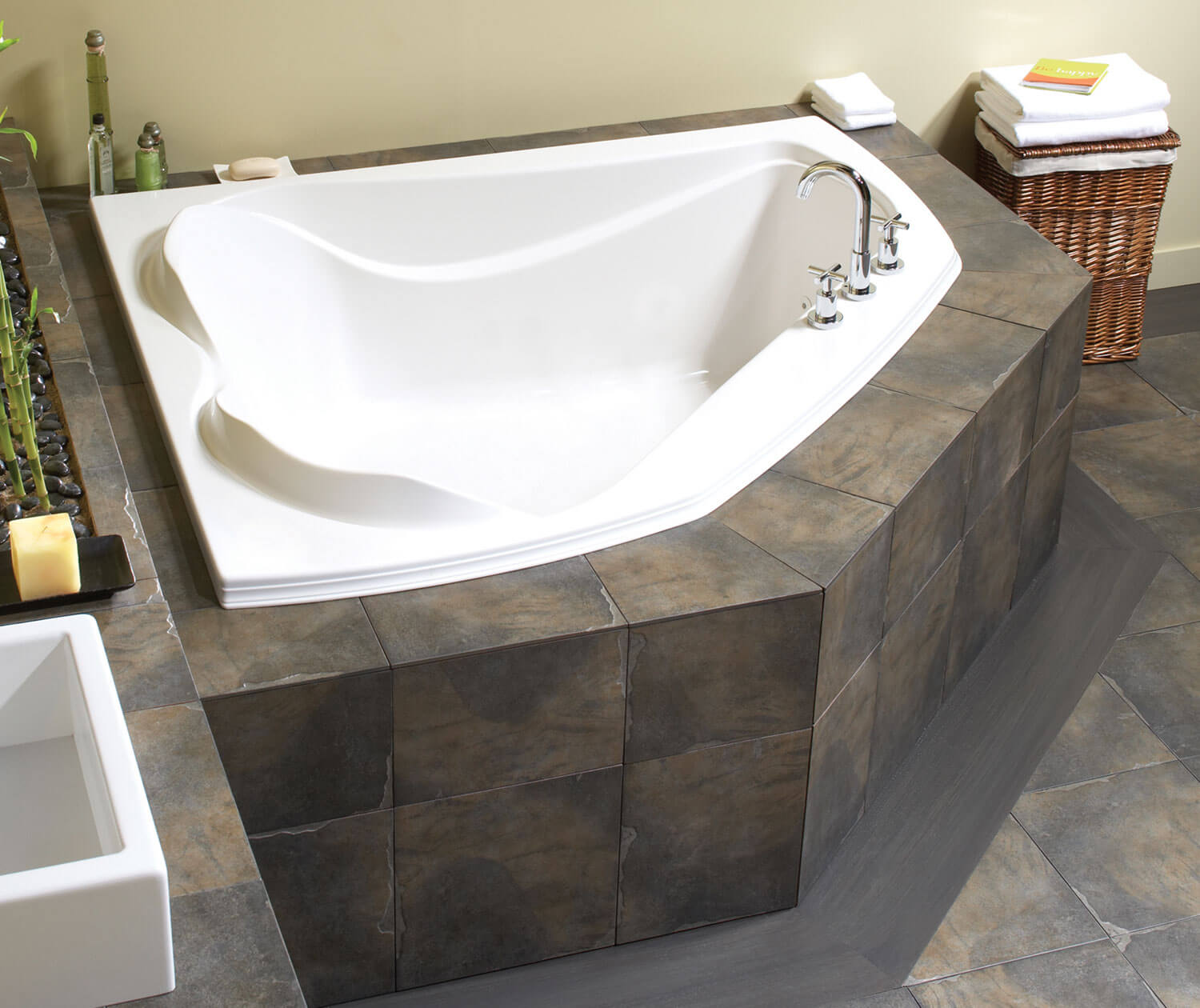 Cocoon 6054 Acrylic Corner Center Drain Bathtub in White - Plumbing Market