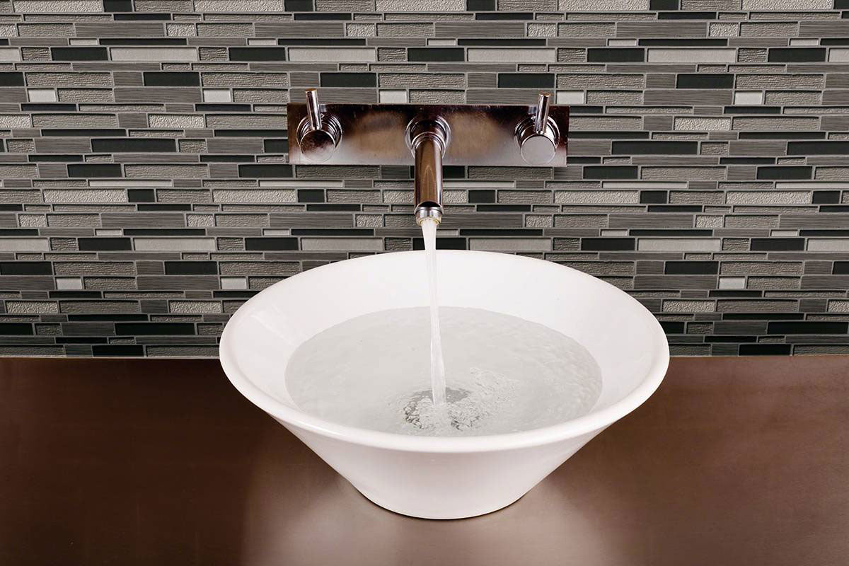MSI Metro Gris Blend Interlocking Porcelain Glass mosaic (SMOT-SGLSIL-METGRI8MM) – MSI room scene