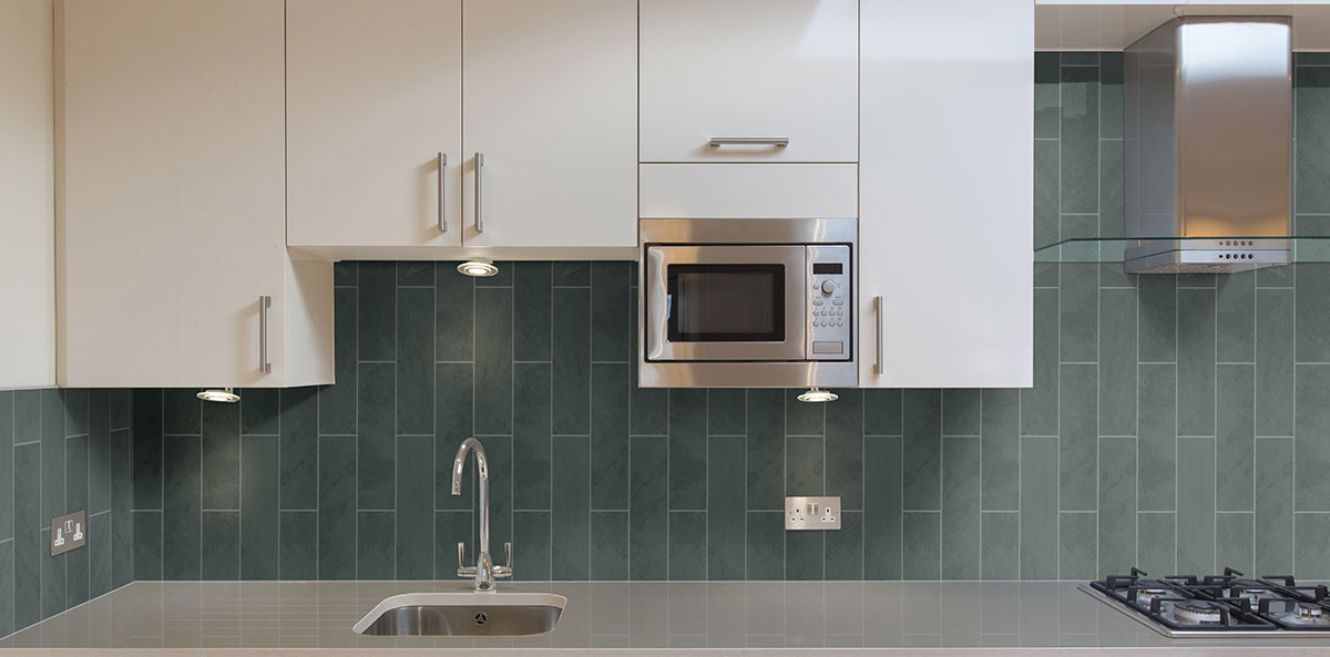 MSI Montauk Blue 4 x 12 Gauged Slate tile (SMONBLU412G) – MSI room scene