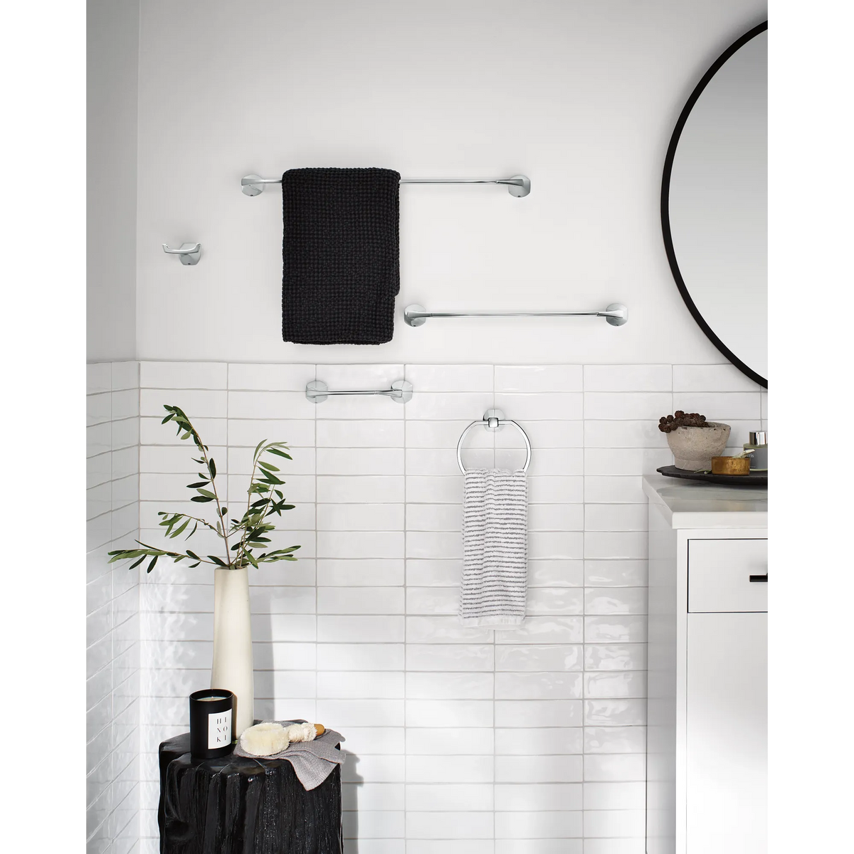 Moen Lindor 24" Towel Bar MY8724 in Chrome (MY8724CH) - view 4