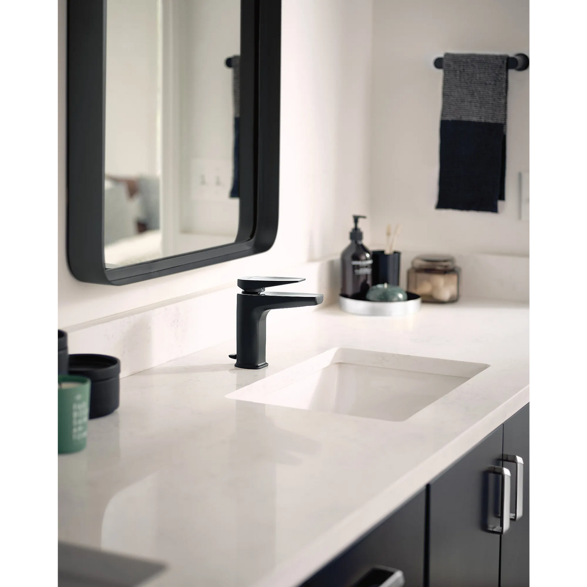 Moen Genta LX Hand Towel Bar BH3886 in Matte Black (BH3886BL) - view 10