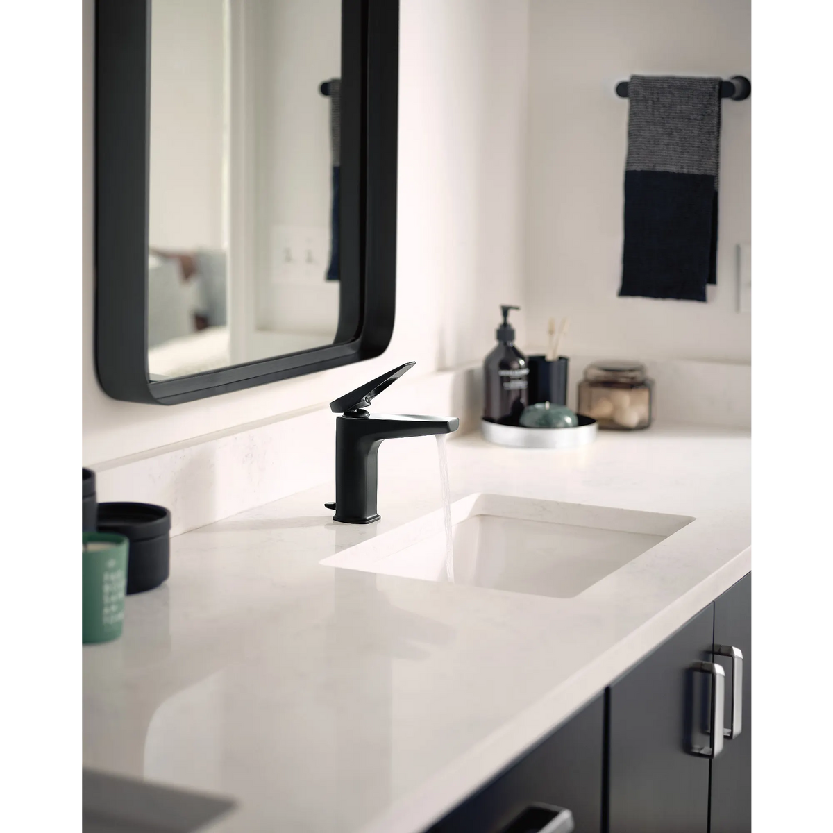 Moen Genta LX Hand Towel Bar BH3886 in Matte Black (BH3886BL) - view 9